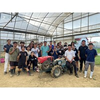 學生利用假日實務操作農機維護