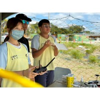 學生專注飛行練習